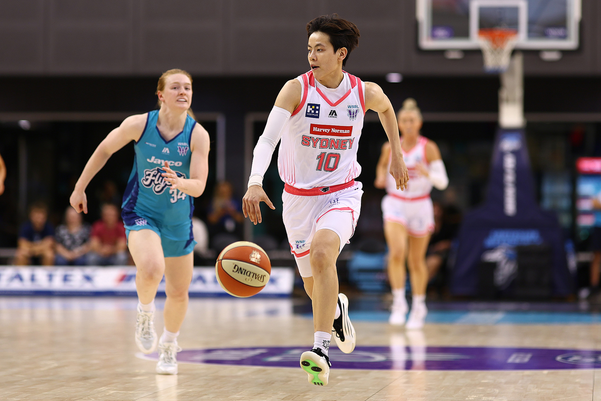 Yang Shuyu (#10) of the Sydney Flames drives in transition in the WNBL game against the Southside Melbourne Flyers in Melbourne, Australia, October 16, 2026. /VCG