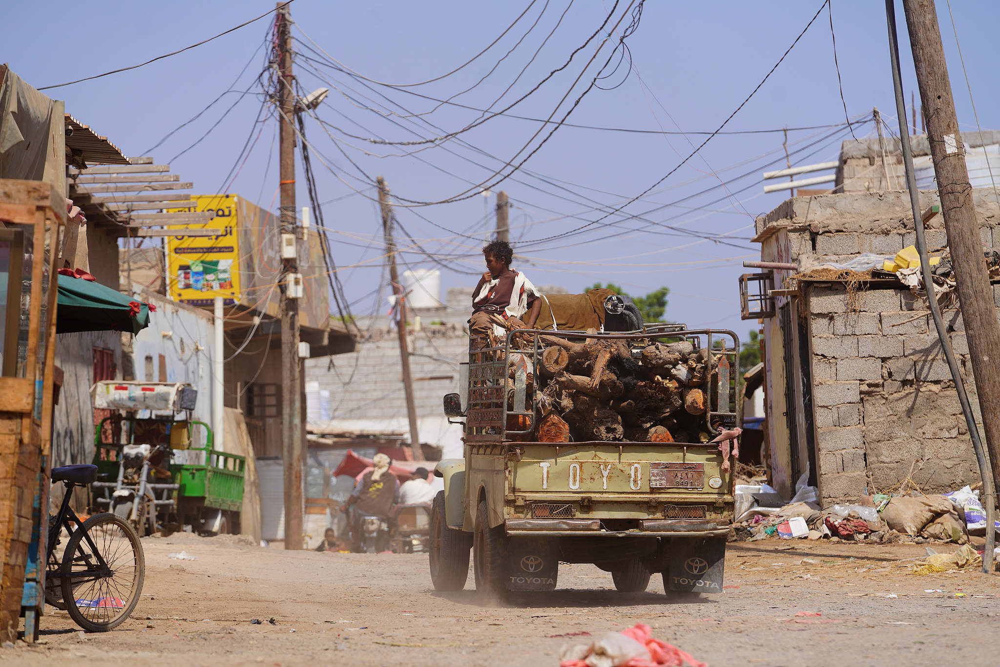 A truck loaded with firewood drives through the Al-Basateen neighborhood in Aden, Yemen, October 13, 2026. /VCG