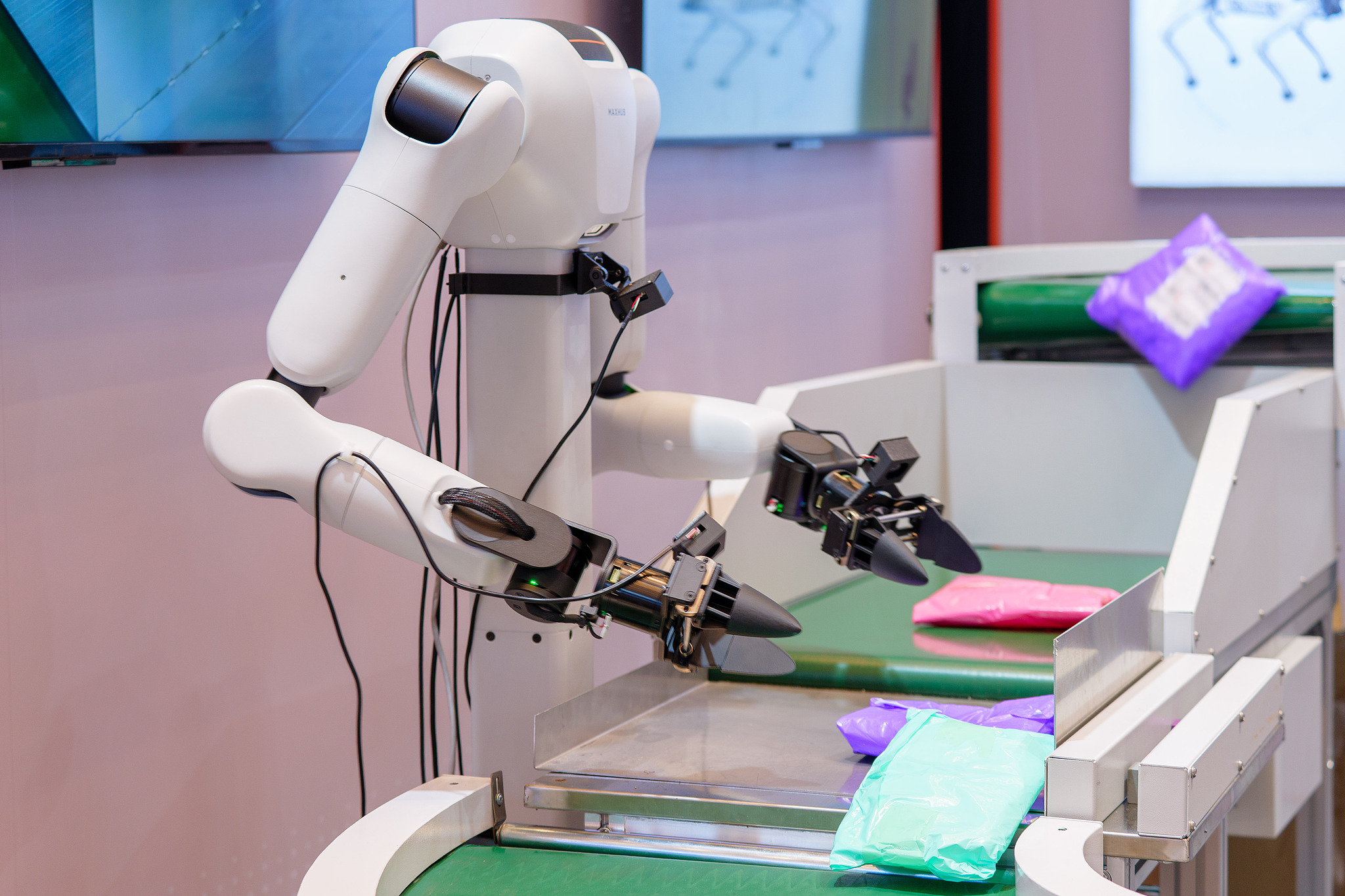 An embodied intelligence robot sorts packages in the service robot zone at the Canton Fair in Guangzhou, south China's Guangdong Province, October 15, 2026. /VCG