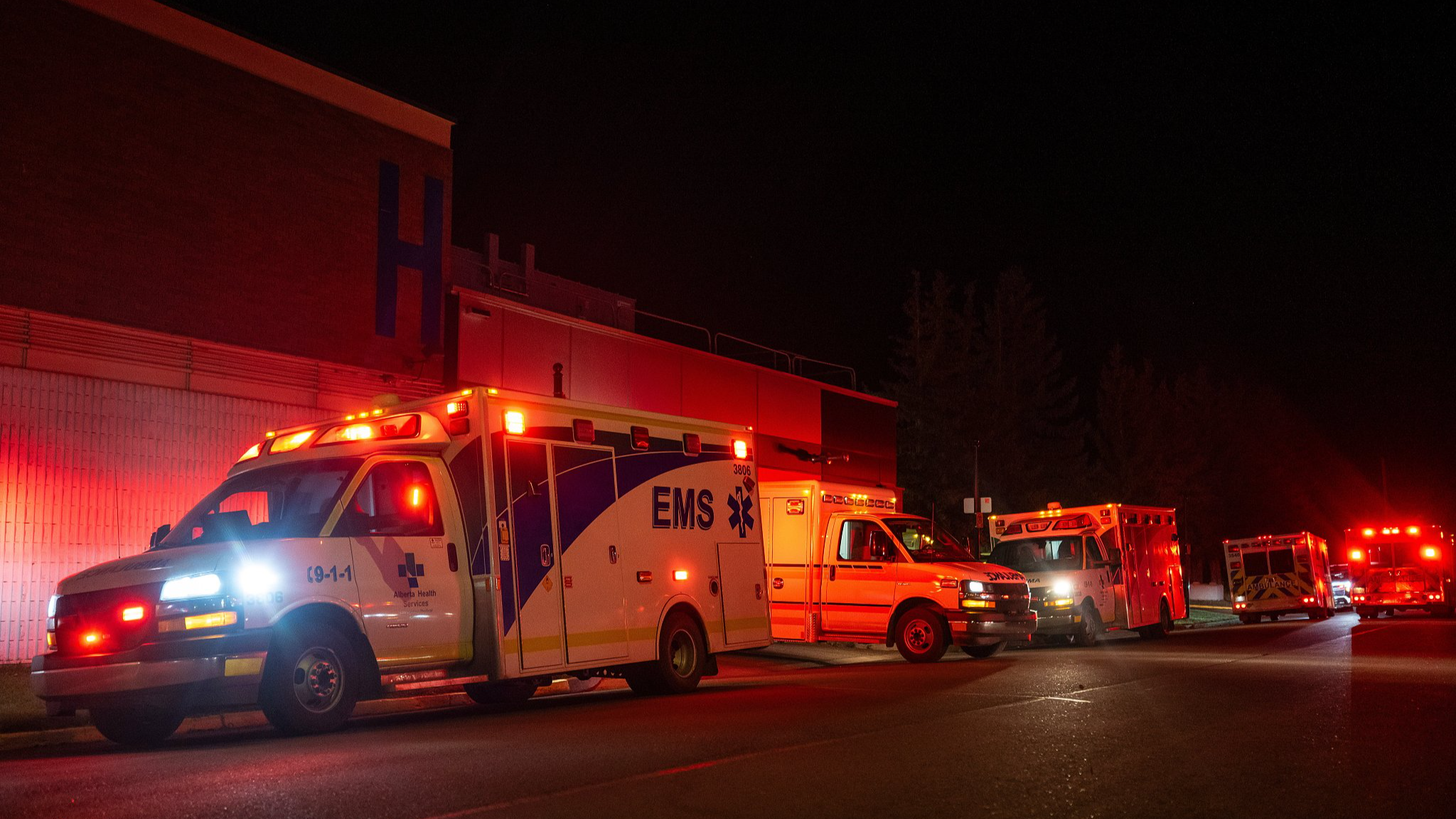 Emergency responders and military personnel gather at Wainwright Health Centre, where injured soldiers are receiving treatment following a fire at Canadian Forces Base Wainwright outside the town of Wainwright, Alberta, Canada, October 17, 2026. /VCG