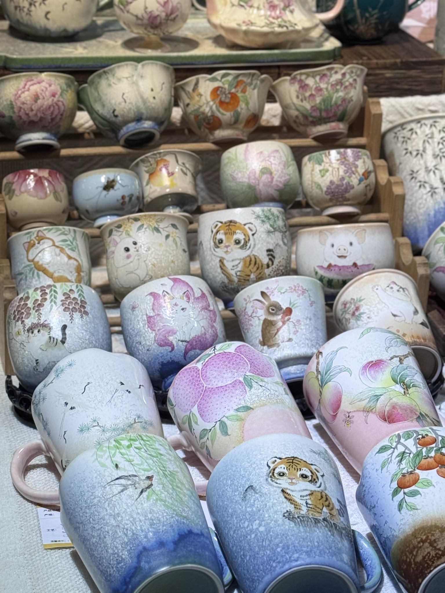 Original ceramic works at the Taoxichuan night market in Jingdezhen, east China's Jiangxi Province. /CGTN