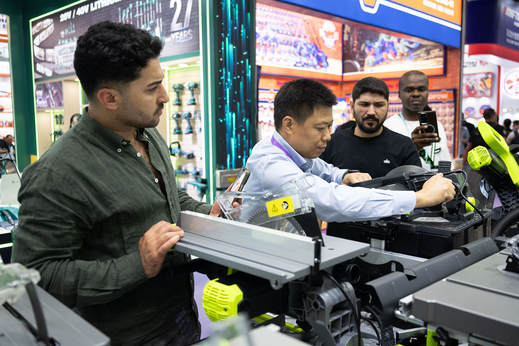 Buyers and exhibitors negotiate with each other at a booth during the 140th China Import and Export Fair (Canton Fair) in Guangzhou, Guangdong Province, China, October 16, 2026. /VCG