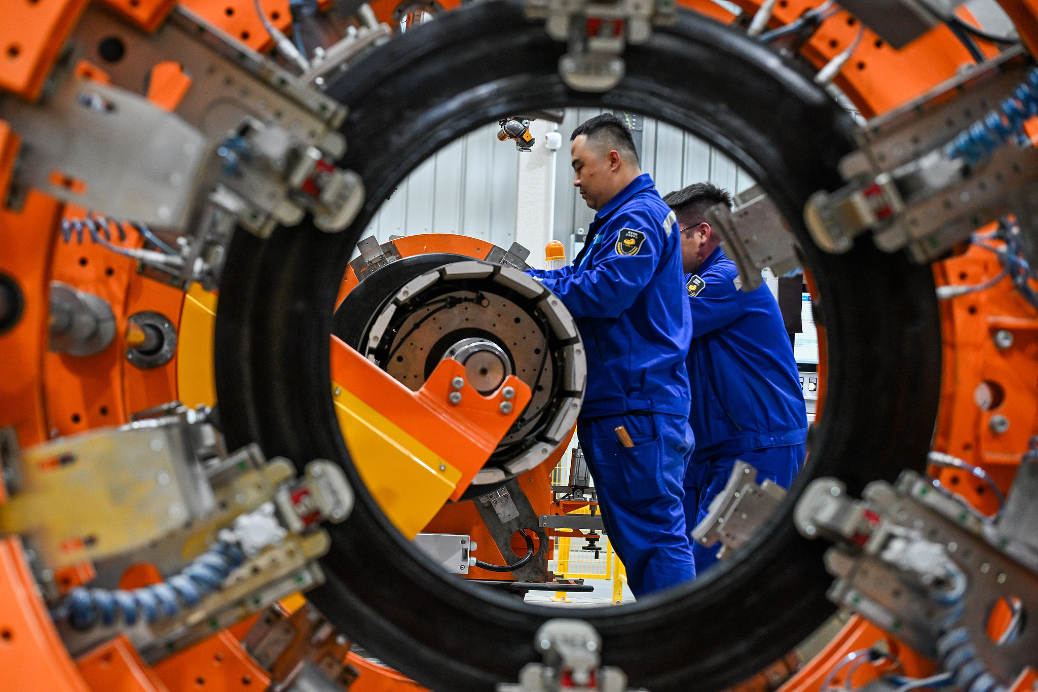 Workers at an intelligent production workshop in Hohhot, Inner Mongolia Autonomous Region, China, October 16, 2026. /VCG