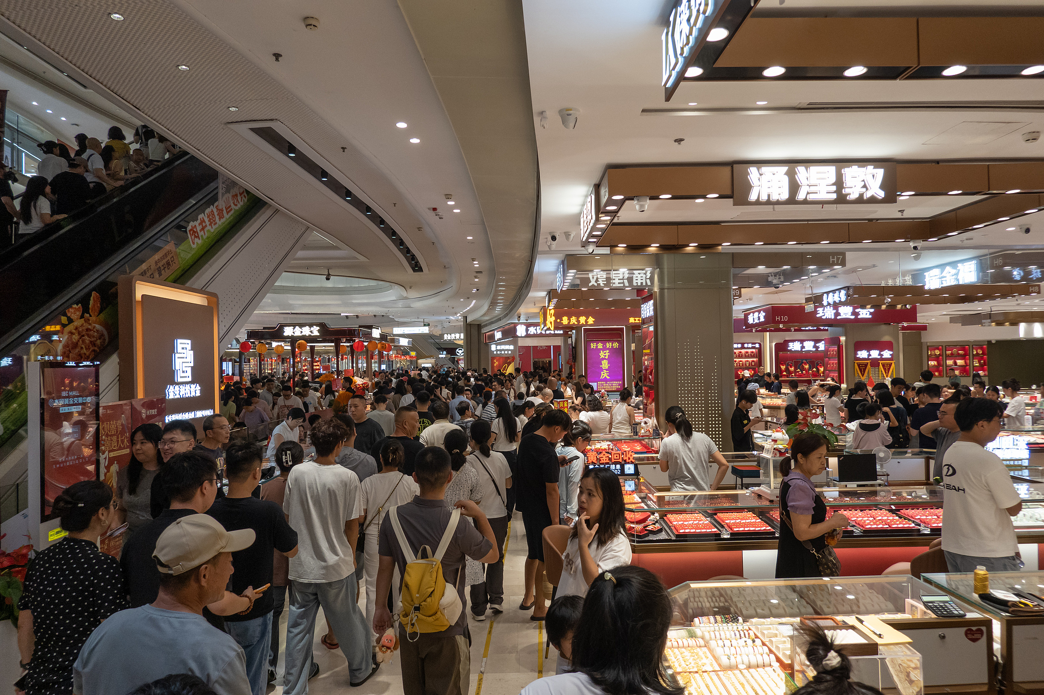 Shoppers at a mall in Shenzhen, China, October 2, 2026. /VCG