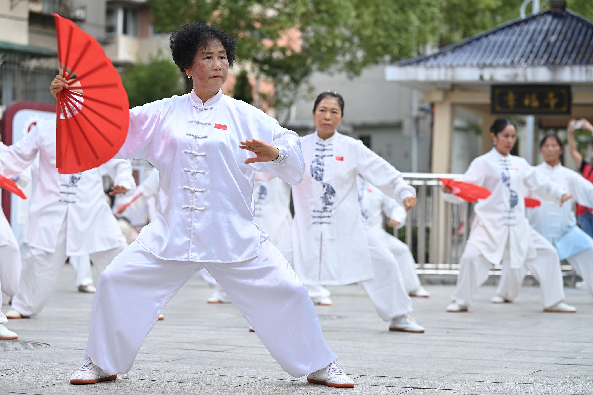 Elderly residents practice tai chi fan exercises in Guiyang City, southwest China's Guizhou Province. /VCG