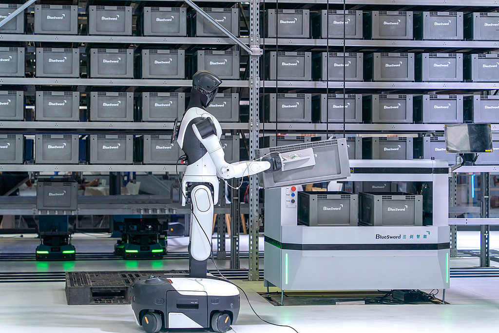 A humanoid robot demonstrates tote handling and sorting for warehouse logistics at FAIR plus 2026, a robotics industry event in Shenzhen, Guangdong Province, south China, April 22, 2026. /VCG