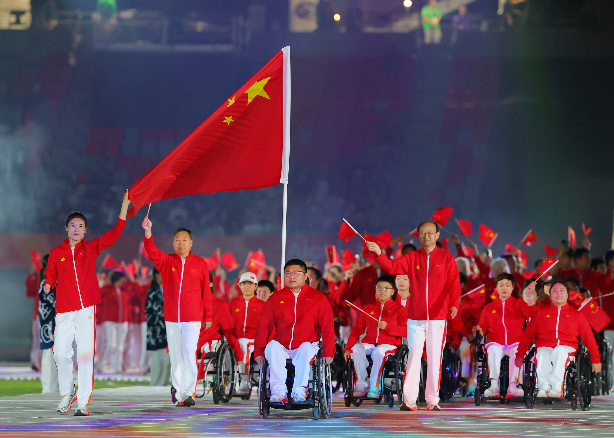 Representatives of the Chinese delegation participate in the parade of athletes at the opening ceremony of the fifth Asian Para Games at Nagoya City Mizuho Park Athletic Stadium in Nagoya, Japan, October 18, 2026. /VCG