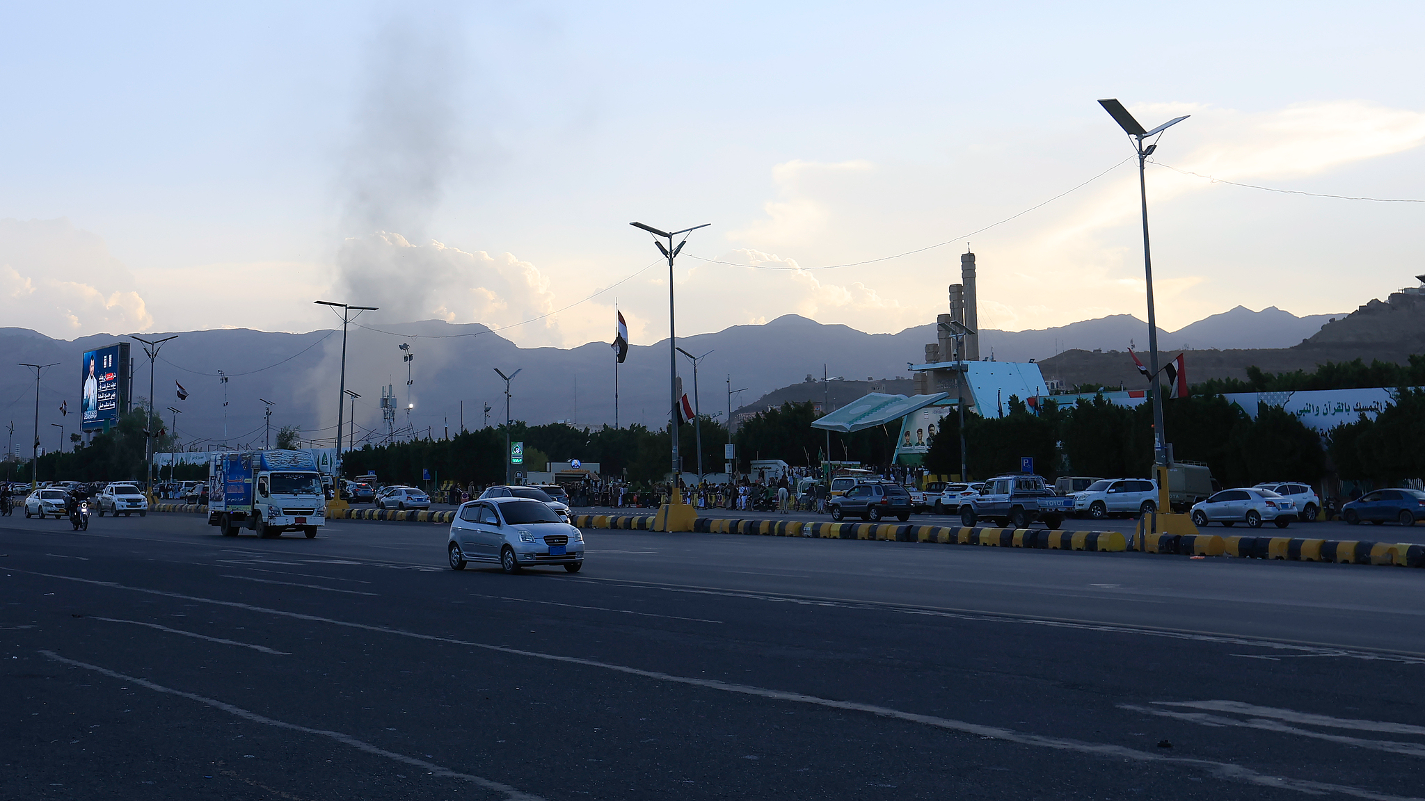 Vehicles travel along a street in Sana'a, Yemen, October 18, 2026. /VCG
