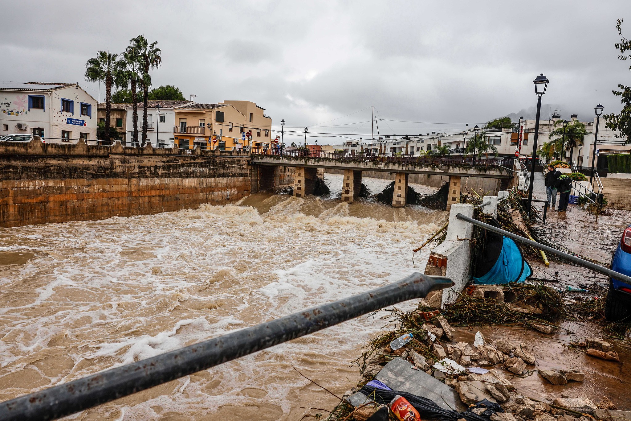 The river is full of mud and vegetation that has been swept along by the rainwater in Els Poblets, Valencia, Spain, October 19, 2026. /VCG