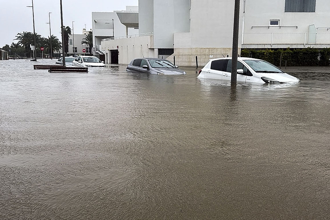 Cars are partially submerged along a flooded street near Terranova Beach in Oliva, Valencia, Spain, October 19, 2026. /VCG