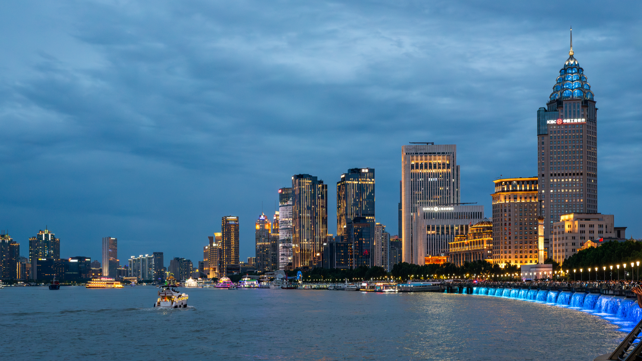 AI reshapes global economy, bringing both opportunities and challenges