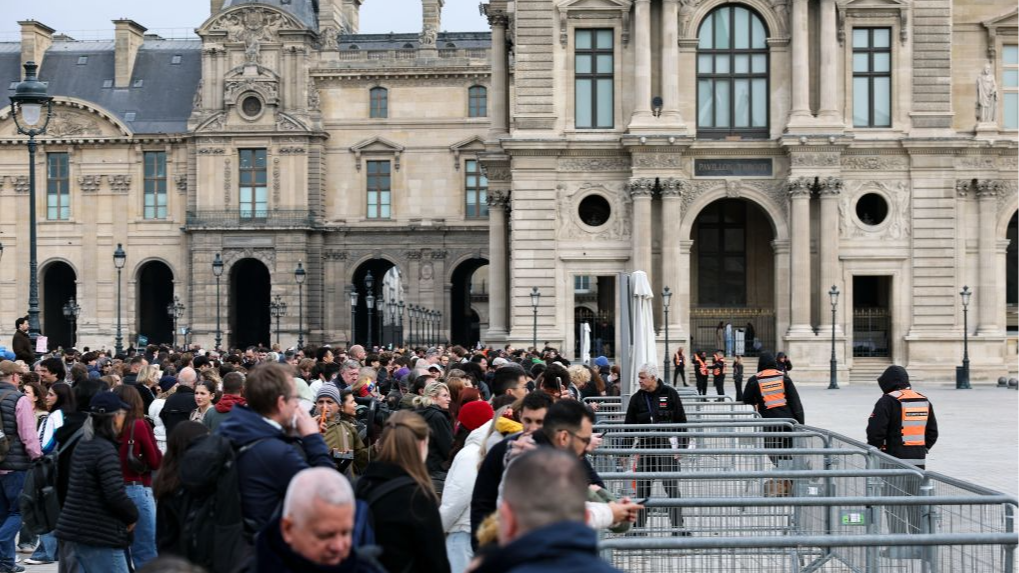 Tourists gather in front of the Louvre Museum in Paris, France, October 19, 2026. /Xinhua