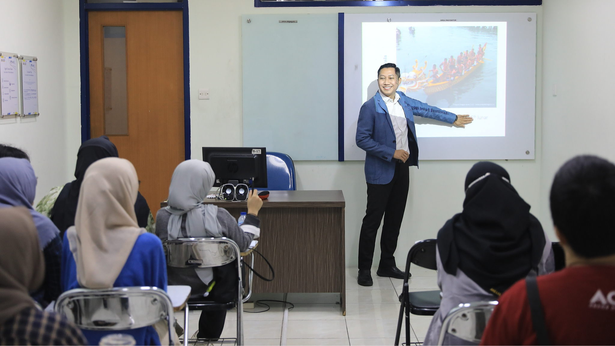 A Chinese teacher is teaching a class in Greater Jakarta, Indonesia, July 11, 2024. /VCG