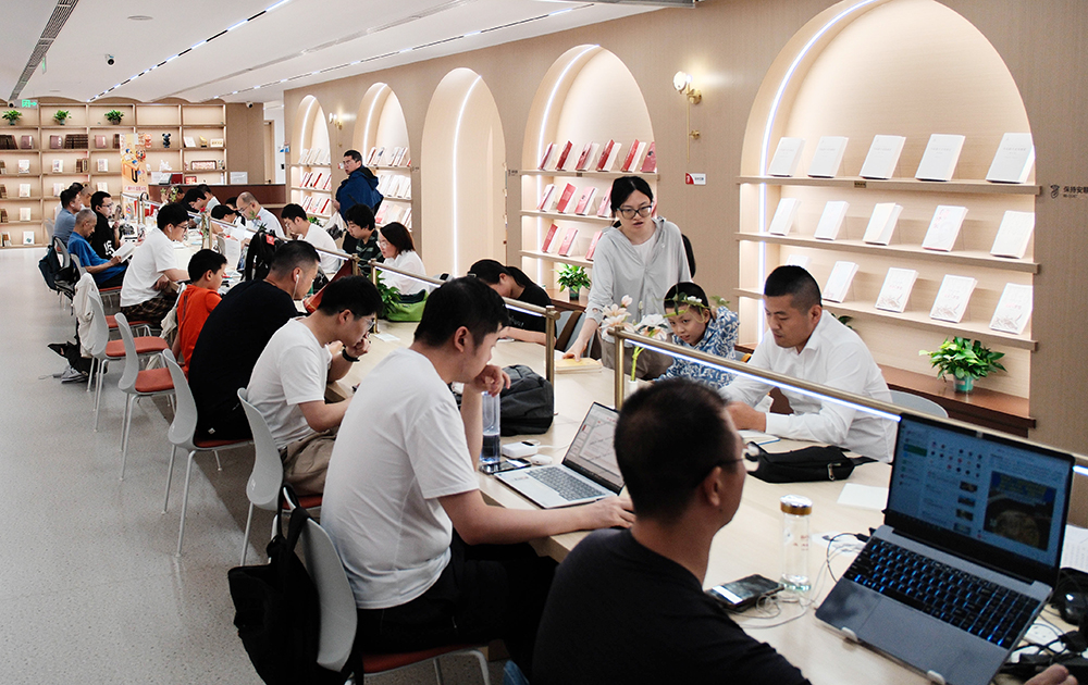 Residents read and study at the Dapuqiao Party-mass Service Center, Shanghai. /People's Daily Online