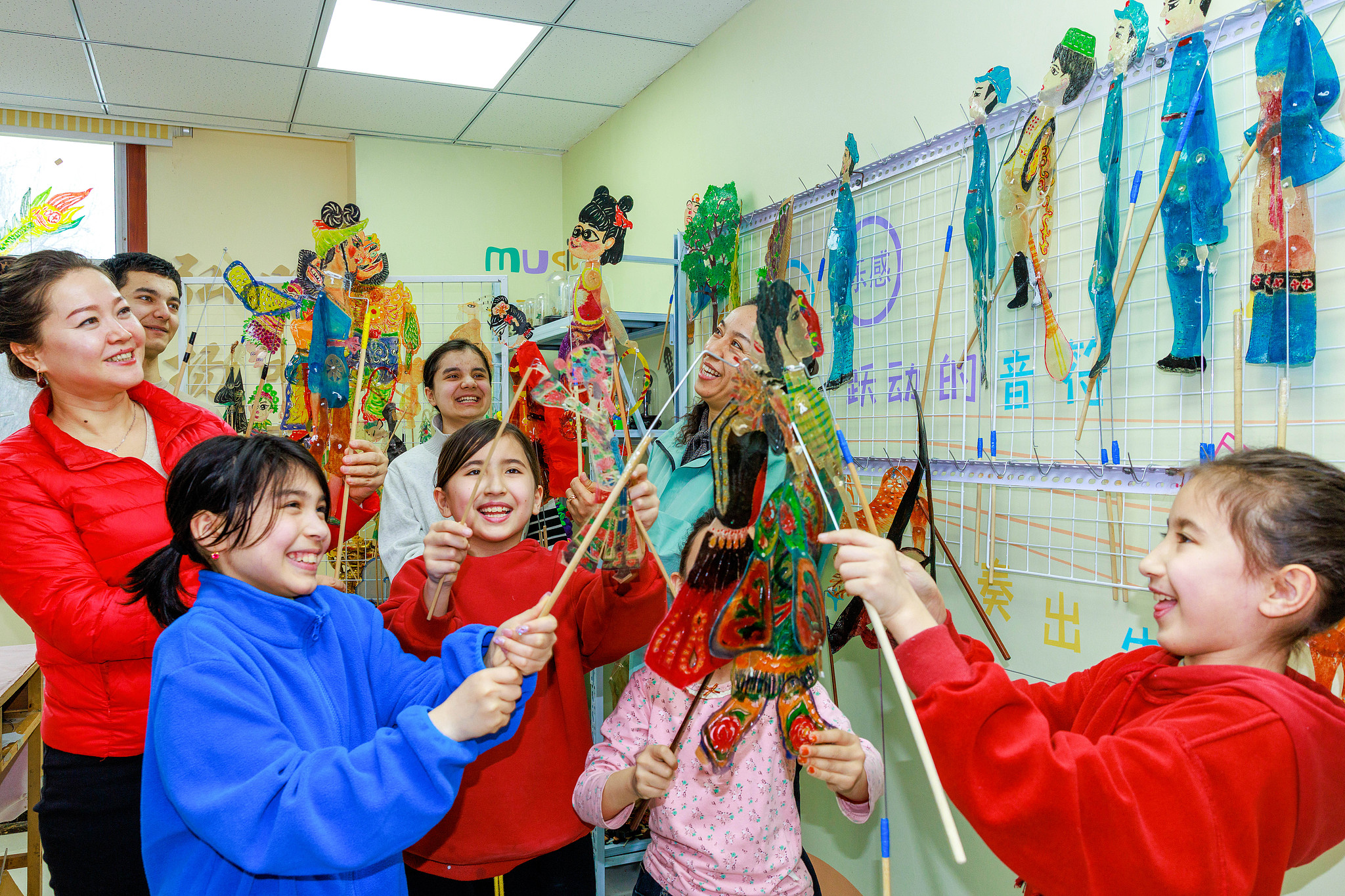 Children experience shadow puppetry performance at a local Party-mass service center in Urumqi, northwest China's Xinjiang Uygur Autonomous Region. /VCG