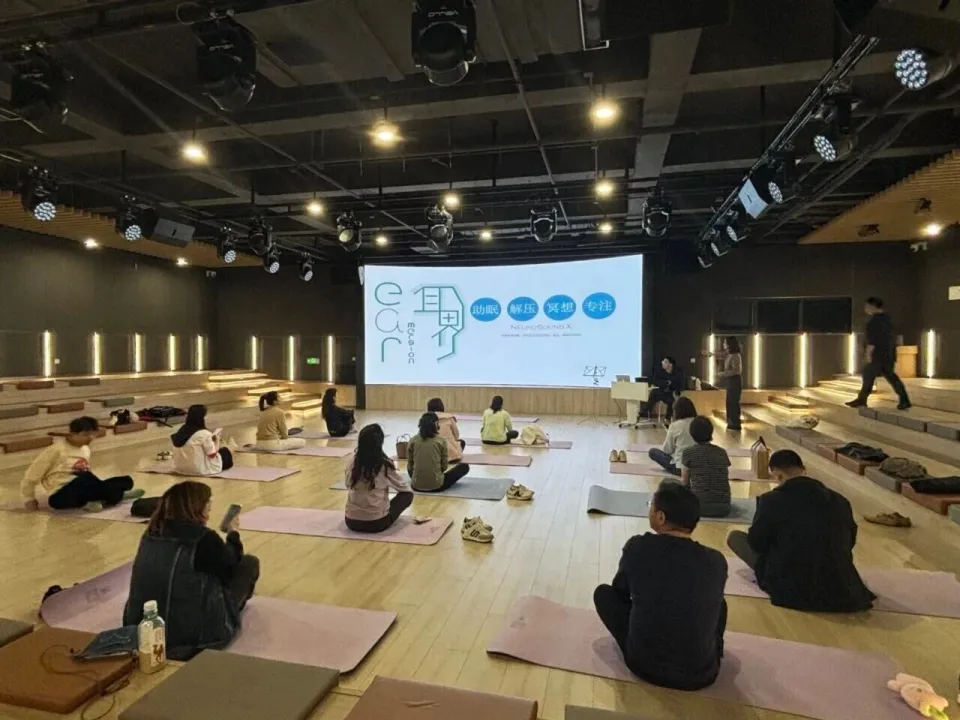 Residents do yoga at the Dapuqiao Party-mass Service Center, Shanghai. /Huangpu Government
