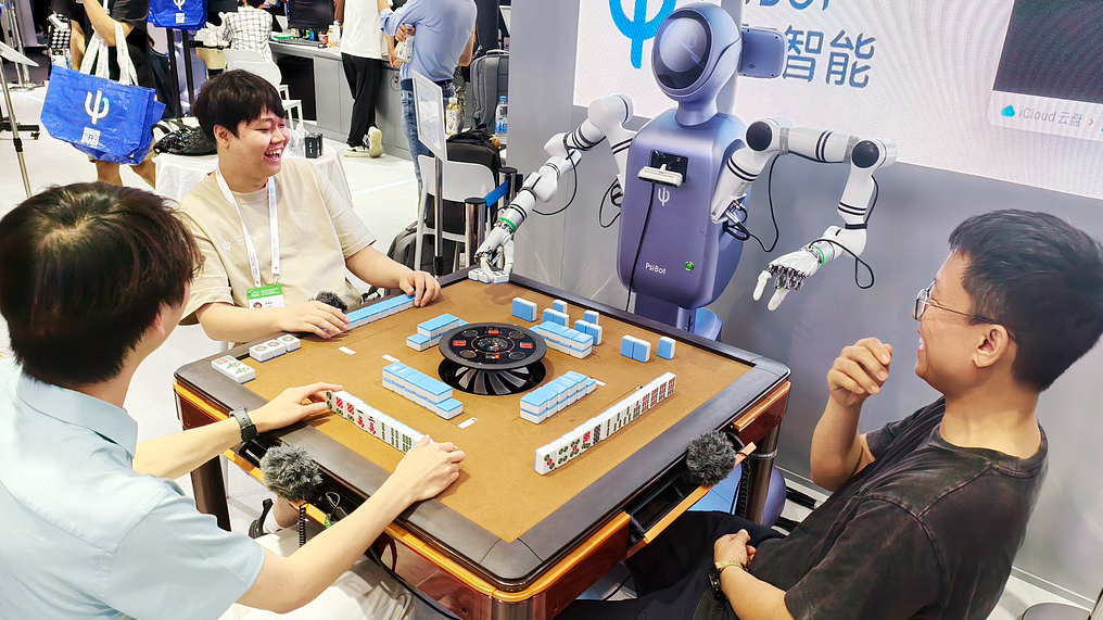 A robot plays mahjong with humans in Shanghai, July 29, 2025. /VCG