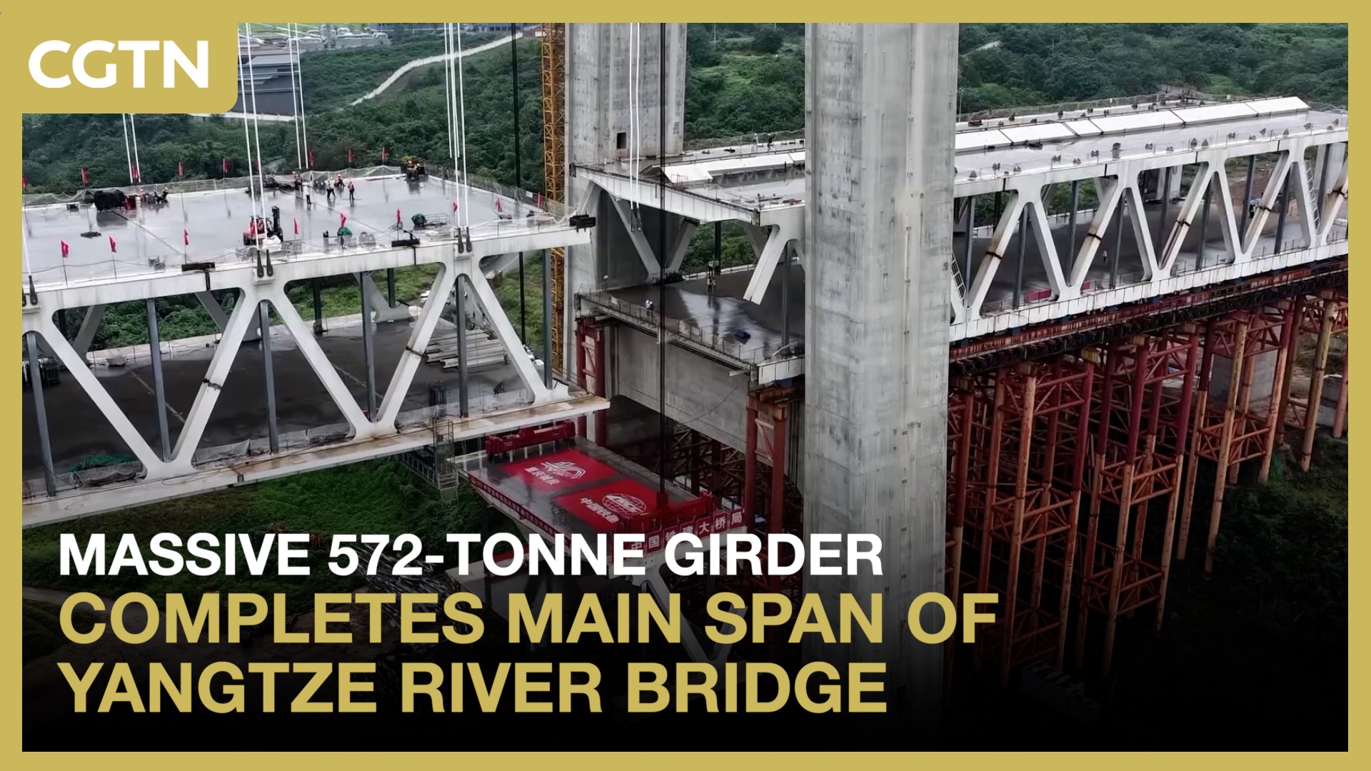 Massive 572-tonne girder completes main span of Yangtze River bridge