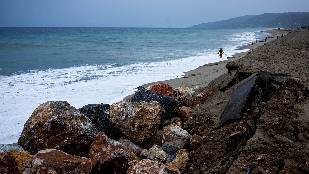 Boulders are being placed along Westward Beach in Malibu, California, US, where the road has deteriorated as the coast continues to be battered by high surf and severe El Niño conditions, October 21, 2026. /VCG