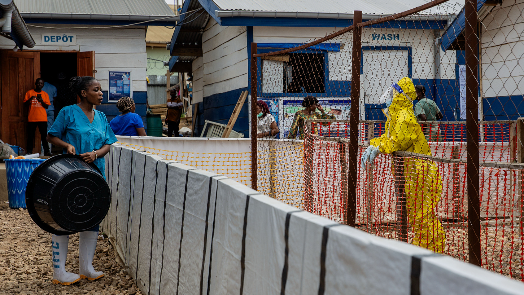 A healthcare worker speaks to a colleague at the Ebola treatment center in Beni, North Kivu Province, Democratic Republic of the Congo, Monday, October 19, 2026. /VCG