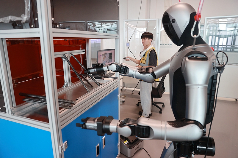 Technicians collect data on humanoid robots at the Fangchenggang Humanoid Robot Data Acquisition and Testing Center in Fangchenggang, China's Guangxi Zhuang Autonomous Region, on October 17, 2026. /VCG