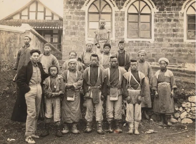 Wang Zhen (front row, first from left), political commissar of the Red Army's Sixth Corps, poses for a group photo with representatives of the Miao and Han ethnic groups at the Baihuashan Gospel Church in Bijie County, southwest China's Guizhou Province. /L. Tom Perry Special Collections at Brigham Young University's Harold B. Lee Library