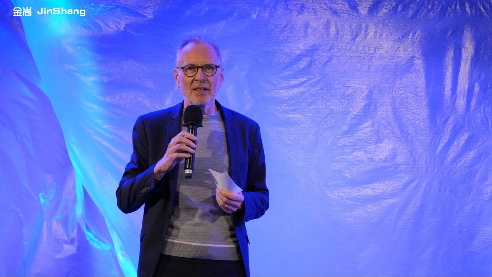 Christoph Menke, German philosopher and visiting professor at Peking University, attended the show and shared his perspective on how the past influences contemporary fashion. /Jinshang