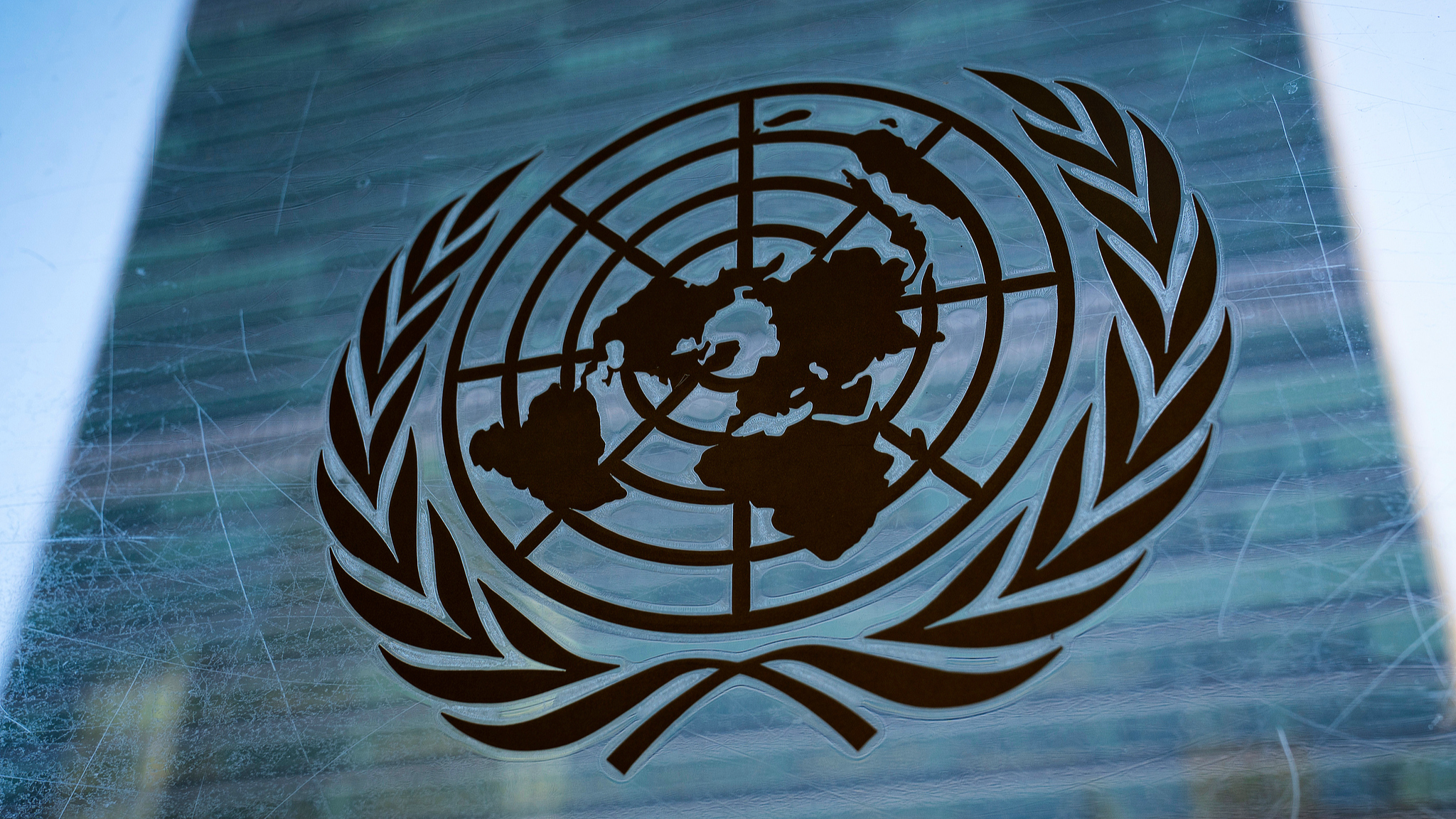The symbol of the United Nations is displayed outside the Secretariat Building at United Nations Headquarters. /VCG
