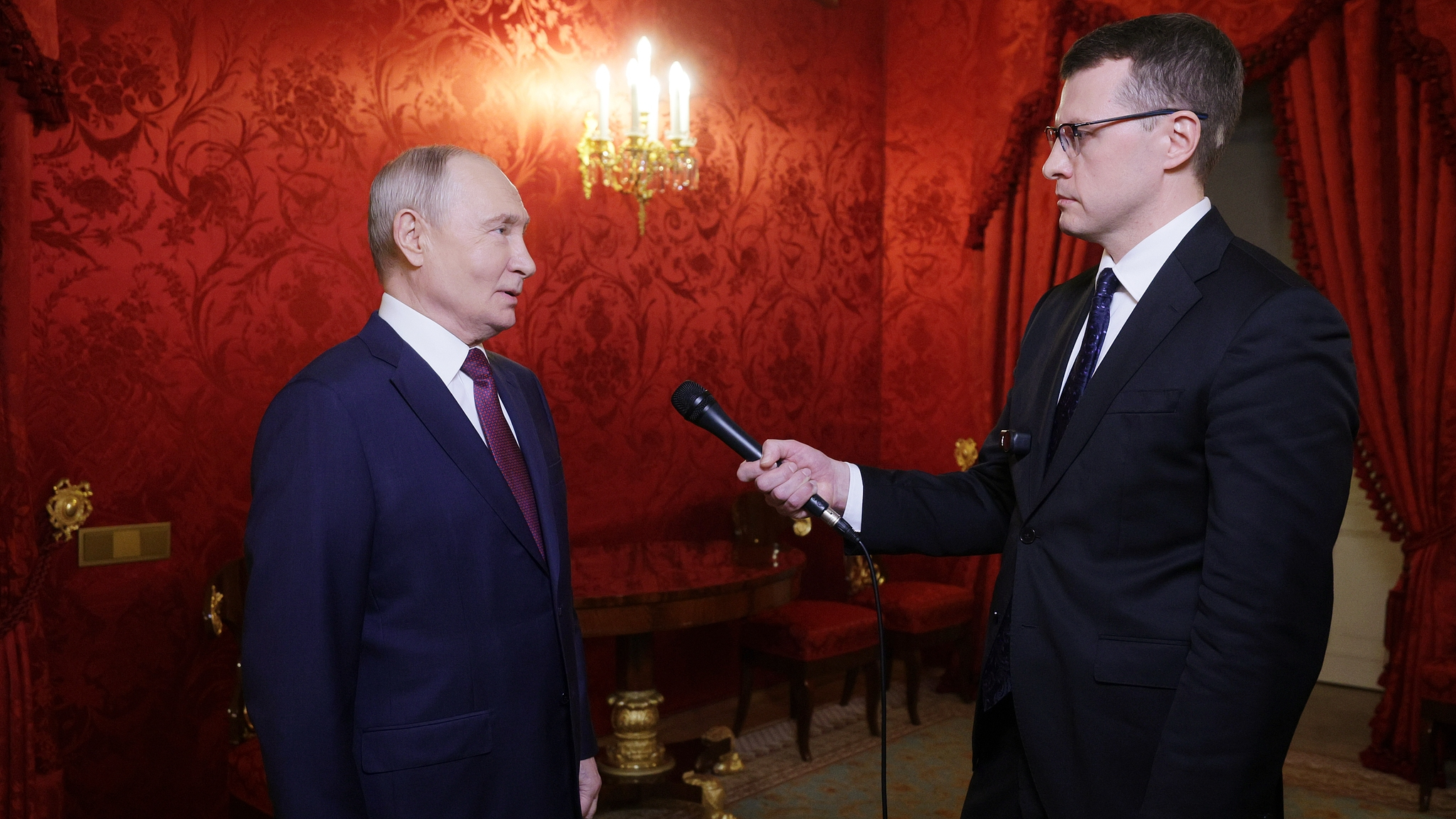 Russian President Vladimir Putin (L) answers questions from journalist Pavel Zarubin in Moscow, Russia, October 22, 2026. /VCG