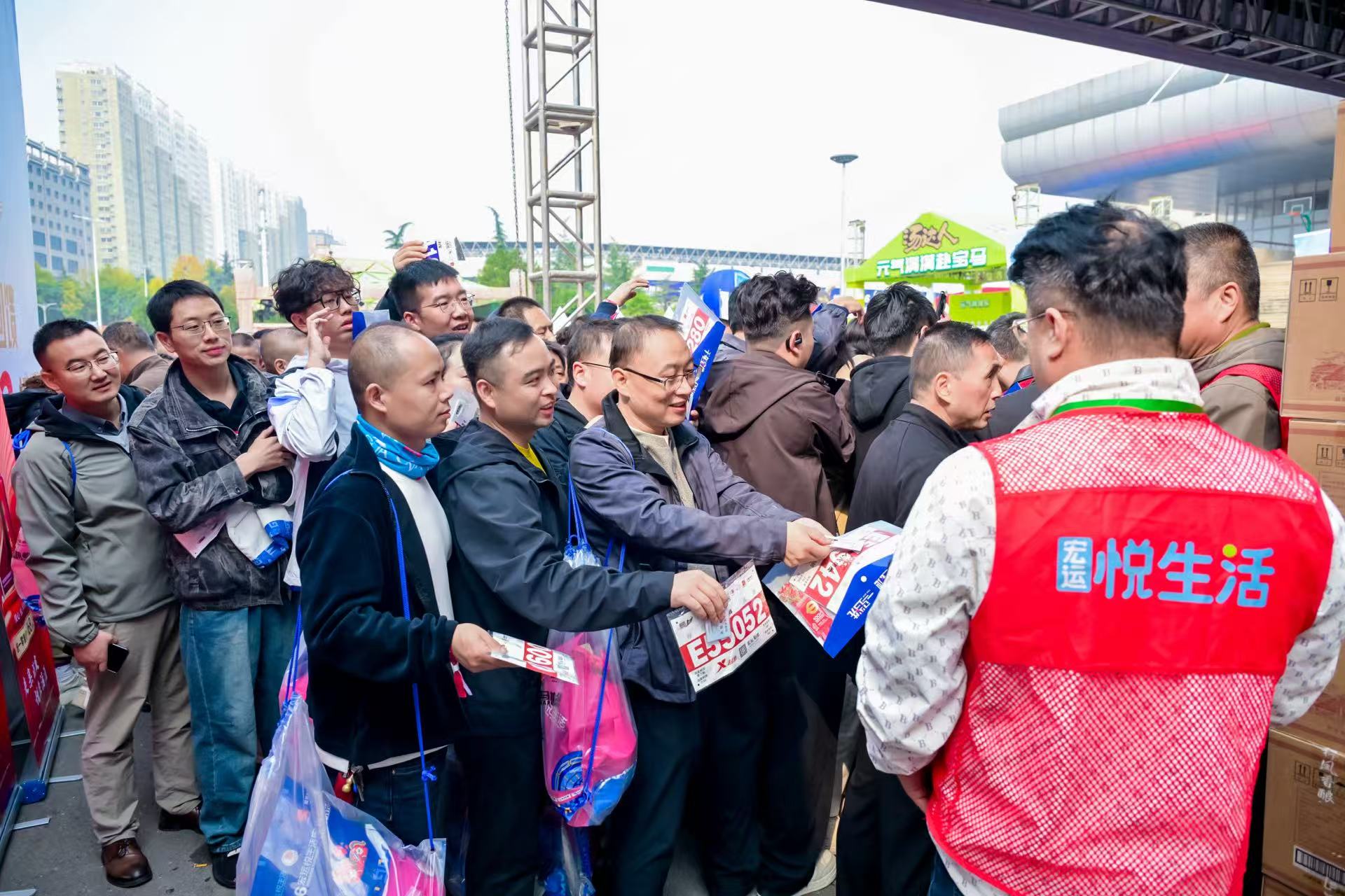 Runners enjoy special offers with their race bibs in Baoji, Shaanxi, China, October 23, 2026. /2026 Baoji Marathon Organizing Committee