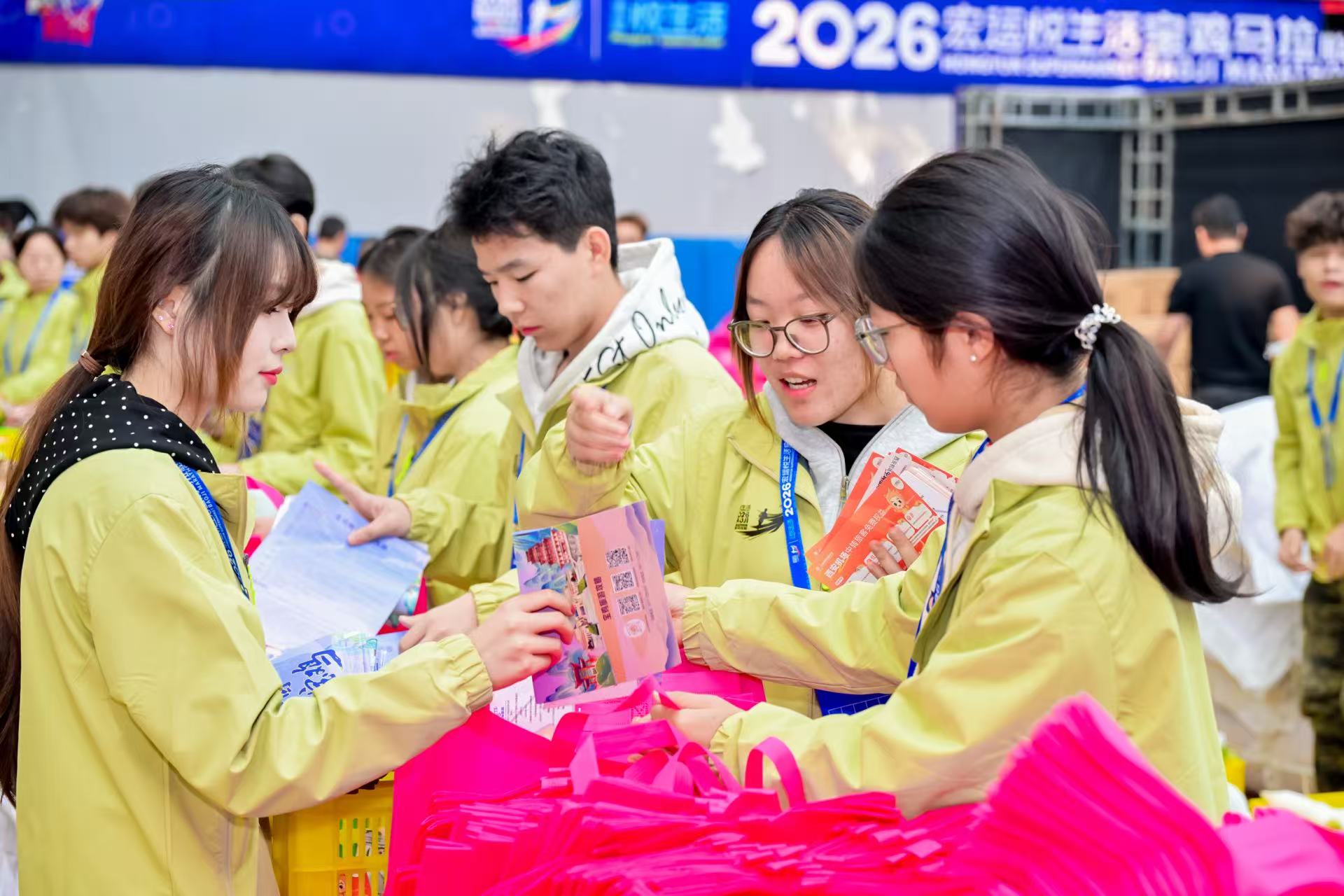 Event volunteers display leaflets promoting free admission to local tourist attractions in Baoji, Shaanxi, China, October 23, 2026. /2026 Baoji Marathon Organizing Committee