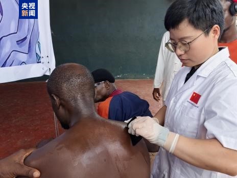 Chinese medical specialists provide local residents with free TCM therapies, including acupuncture, tuina massage, cupping, moxibustion, health assessments and medical consultations. /CMG