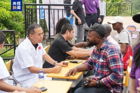 Chinese medical team to Sierra Leone conducts a free public outreach clinic for local residents. /CMG