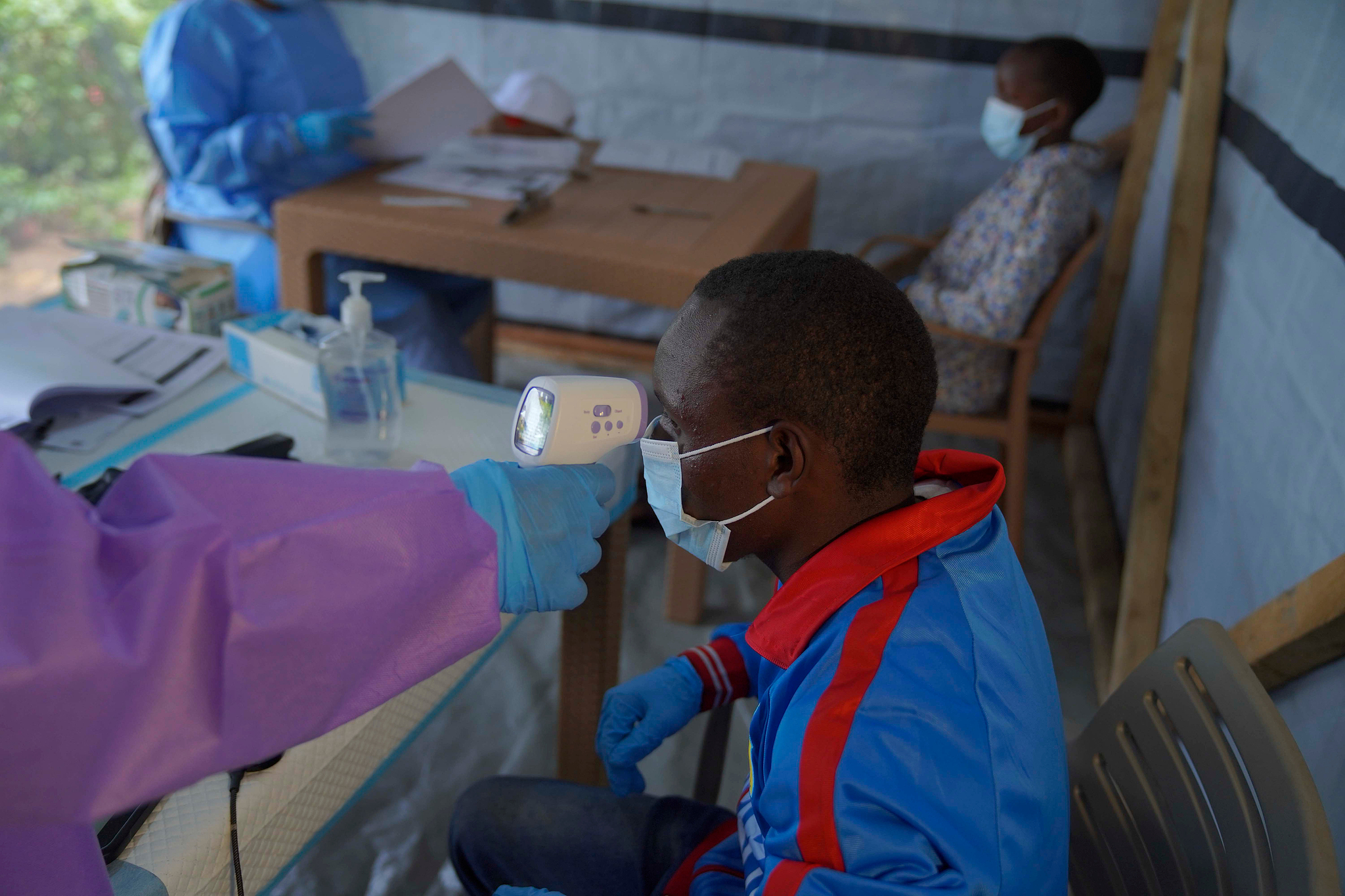 A health worker checks the temperature of a man before administering a dose of the Tumaini vaccine against Ebola virus in Ituri Province in the Democratic Republic of the Congo (DRC), October 23, 2026. /VCG