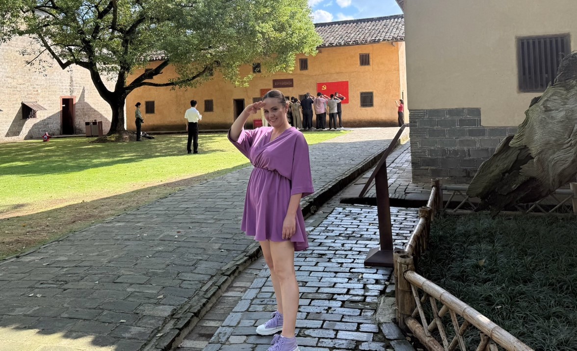 Ioana Gomoi observes a group of tourists in Yeping Village, Ruijin, Jiangxi Province. /CGTN