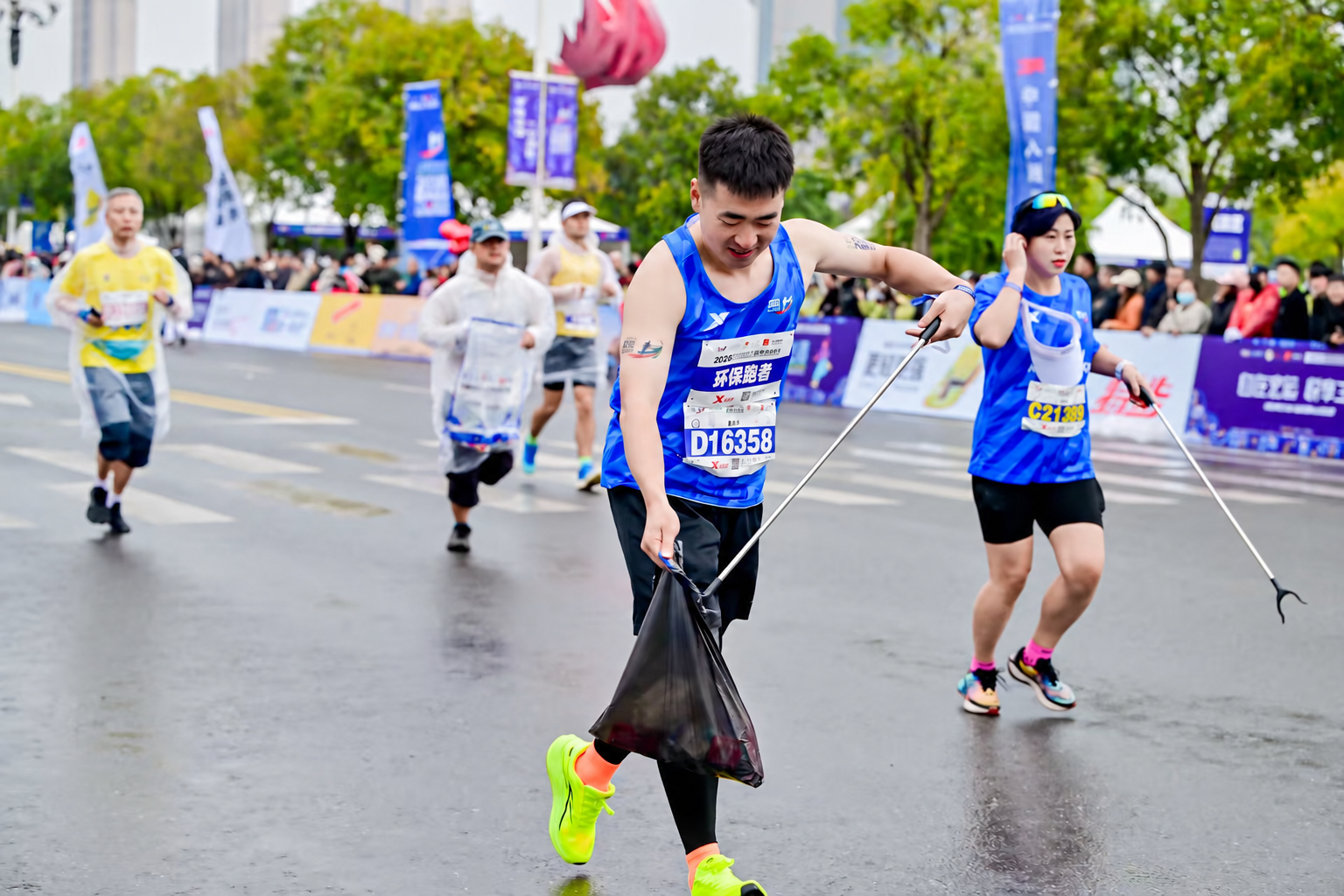 Members of the 2026 Baoji Marathon's green running team are picking up litter as they take part in the Baoji Marathon in Baoji City, Shaanxi Province, northwest China, October 25, 2026. /2026 Baoji Marathon Organizing Committee