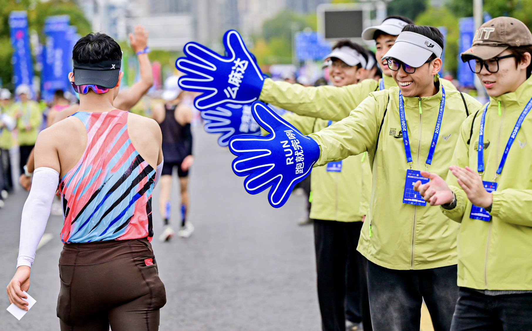 People cheer for runners attending the 2026 Baoji Marathon in Baoji City, Shaanxi Province, northwest China, October 25, 2026. /2026 Baoji Marathon Organizing Committee