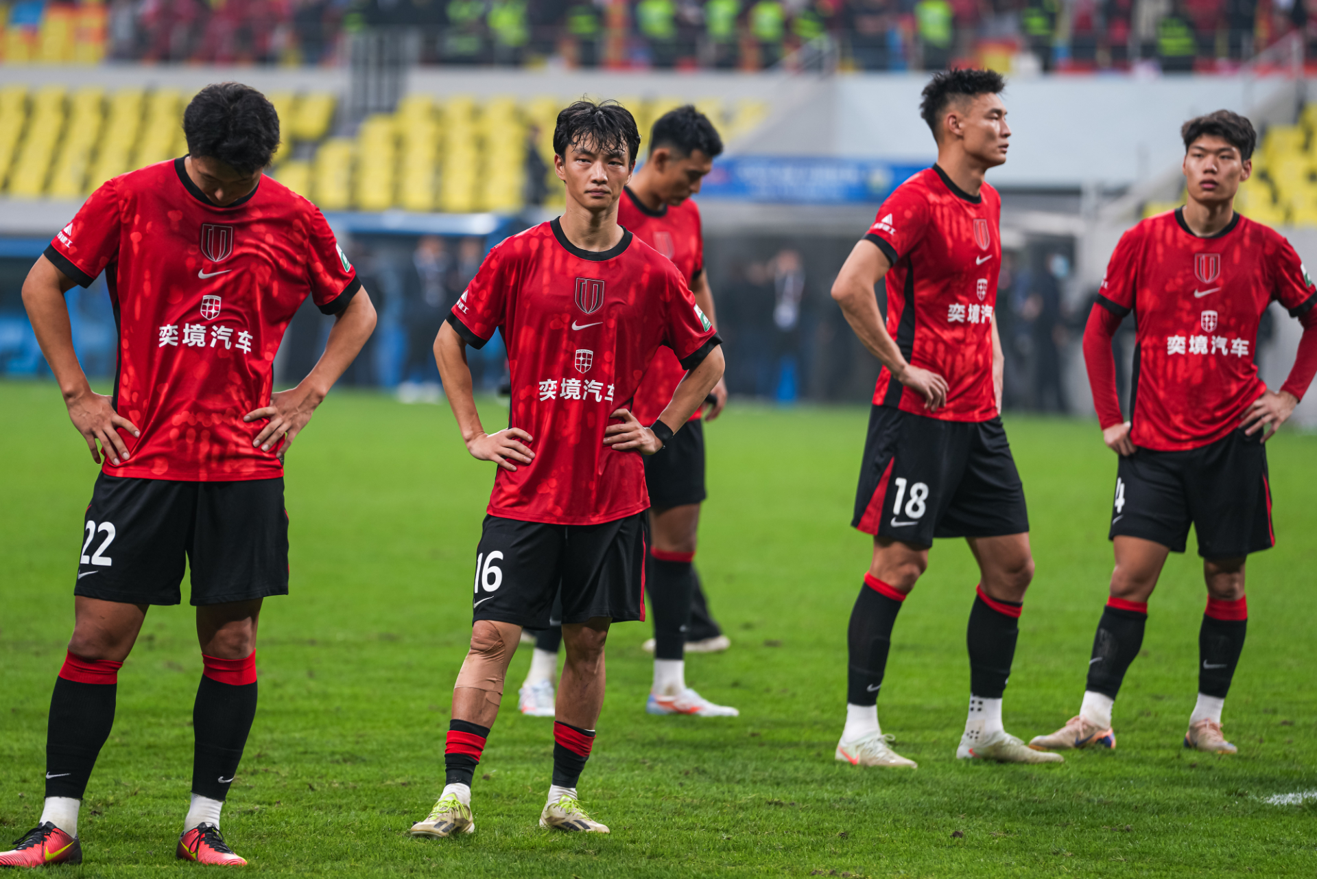 Chengdu Rongcheng players look disappointed after the 1-0 CSL loss to Dalian Yingbo in Chengdu, southwest China's Sichuan Province, October 24, 2026. /IC Photo