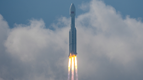 A Long March-8A carrier rocket carrying the 28th group of low-orbit internet satellites blasts off, Hainan commercial spacecraft launch site, Hainan Province, China, October 25, 2026. /VCG