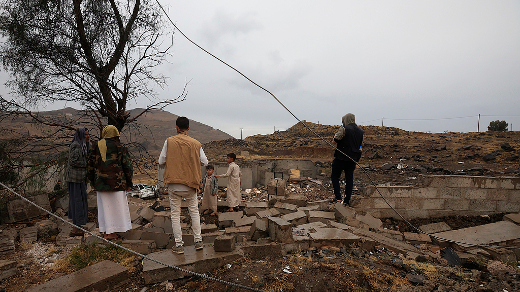 People inspect damage following an airstrike, reportedly carried out by Saudi Arabia, that targeted Yemen's Houthi-held capital, Sanaa, October 24, 2026. /VCG