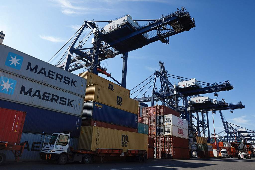 A truck is parked among shipping containers at the Port of San Antonio in Chile's Valparaiso region, September 24, 2025. /VCG