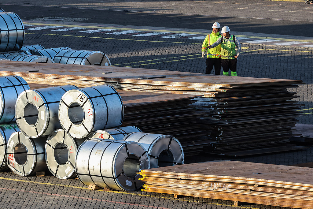 Workers inspect cargo at the Pacific South Terminal at the Port of Valparaiso, Chile. /VCG