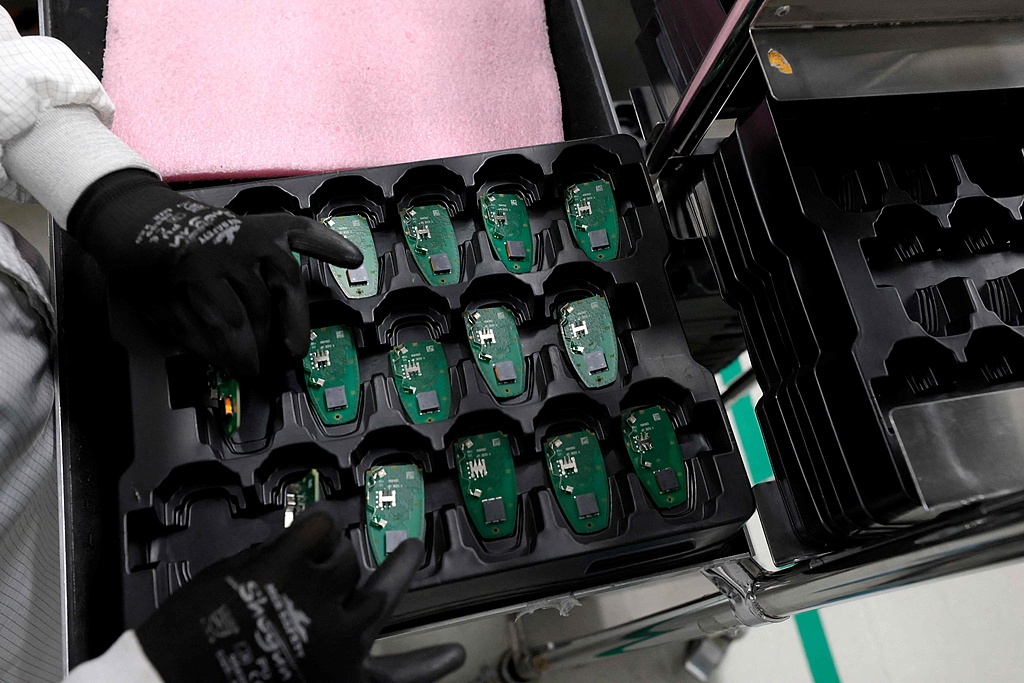 A worker assembles electronic car keys at a factory in Tlajomulco de Zuniga, Mexico, February 20, 2025. /VCG