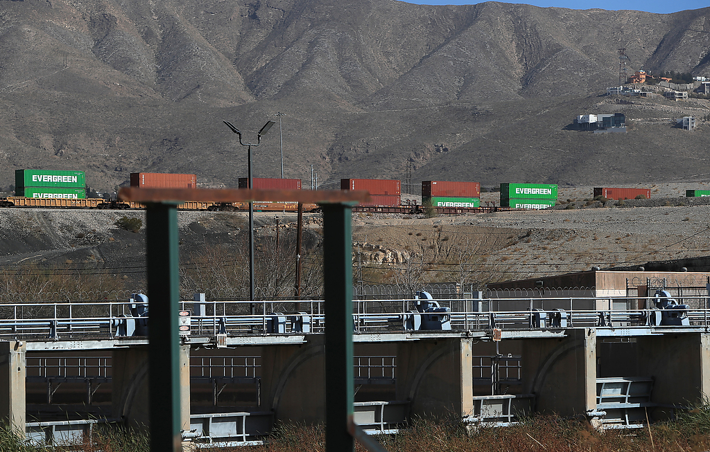 A freight train crosses the Las Trece Compuertas bridge in Ciudad Juarez, Mexico, January 27, 2026. /VCG