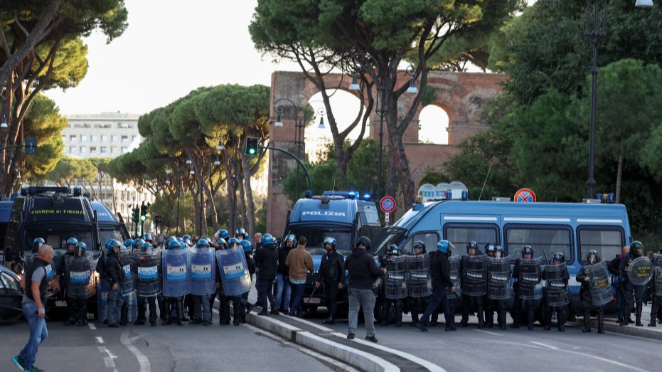 Police stand guard for an anti-war march near Circo Massimo in Rome, Italy, October 24, 2026. /Xinhua