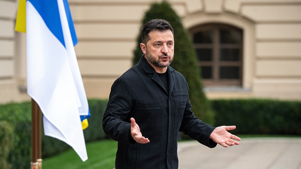 Ukrainian President Volodymyr Zelenskyy answers reporters' questions outside the Mariinskyi Palace, Kyiv, Ukraine, October 22, 2026. /VCG