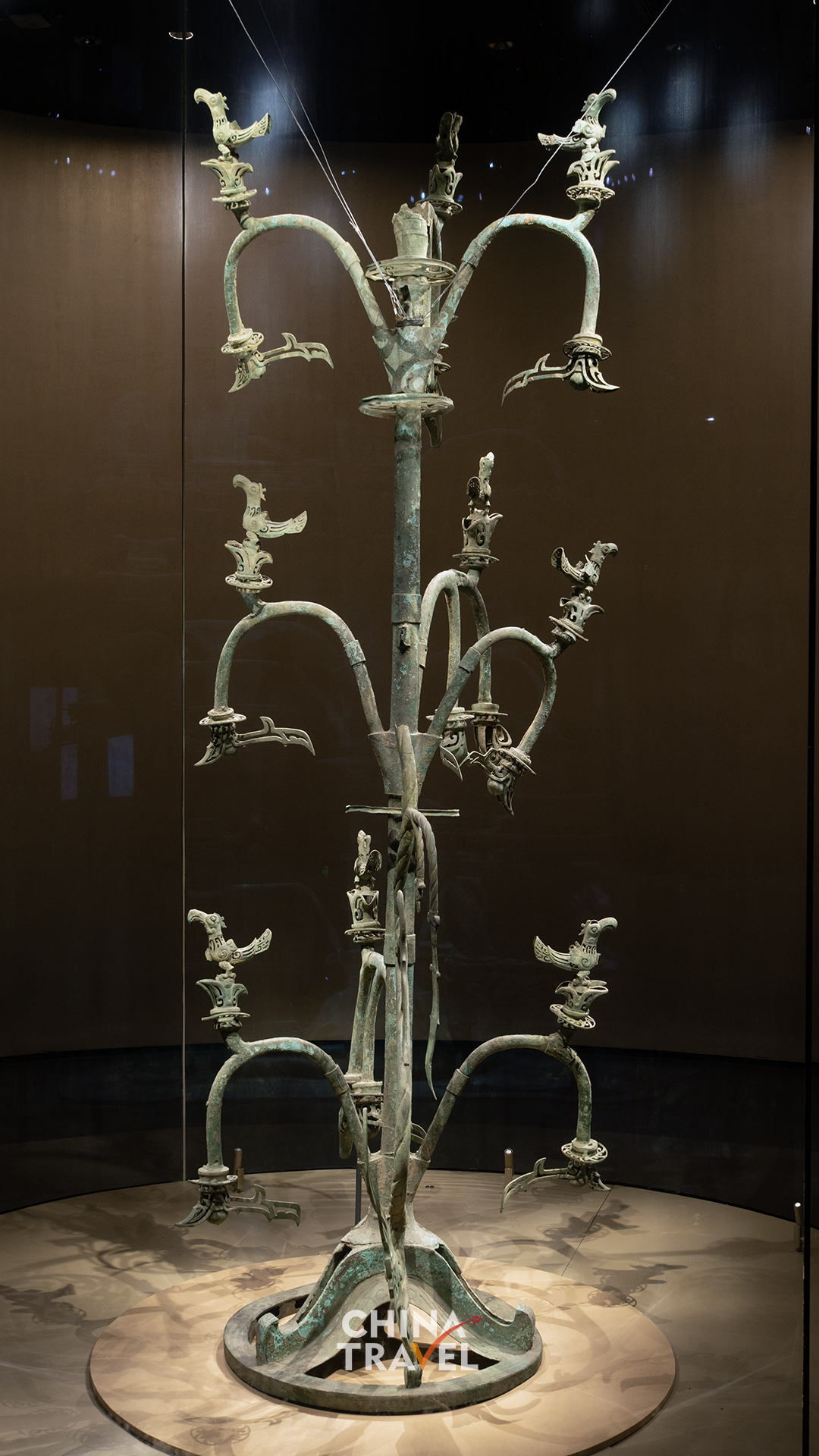 Views from different angles reveal the height and branching structure of Sanxingdui's bronze sacred tree. /CGTN
