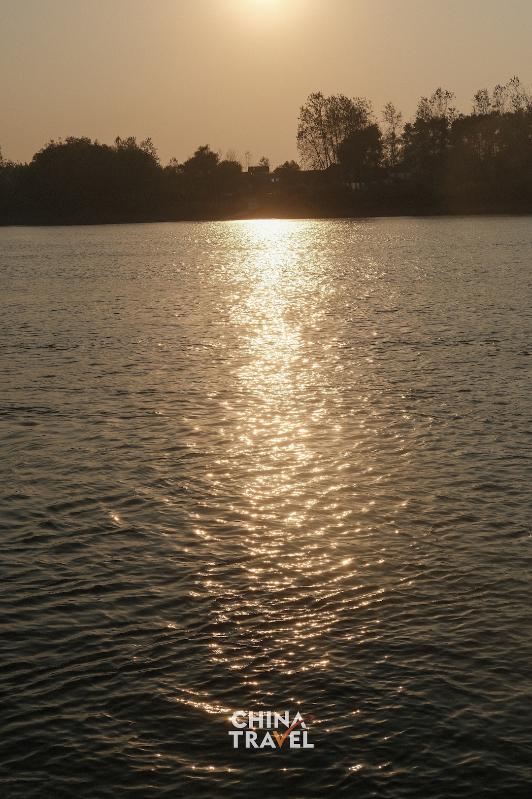 Warm sunlight shimmers on the river and falls across a quiet interior, revealing autumn in the changing light. /CGTN