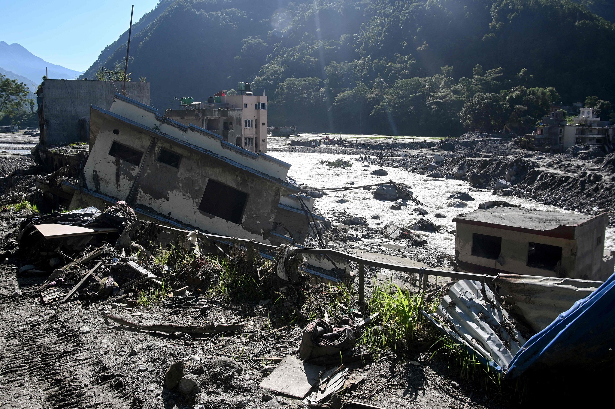 Damaged houses covered in sludge remain after the August 26 flash flood in Betrawati Bazaar, Nepal's Rasuwa district, September 28, 2026. /VCG