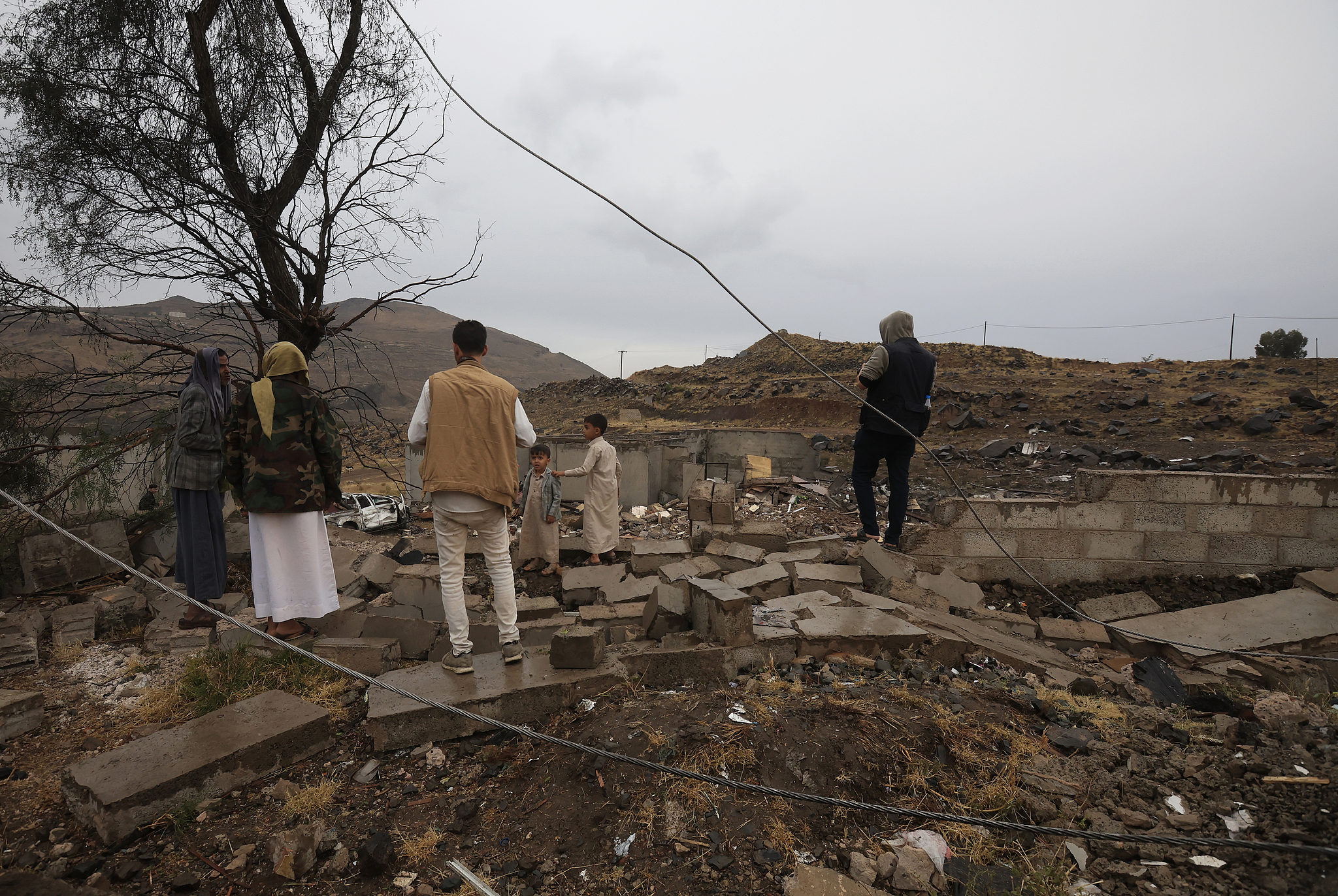 People inspect the site of a Saudi-led airstrike on a house in Sanaa, Yemen, October 24, 2026. /VCG